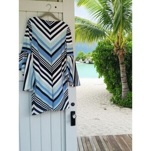 Roz & Ali NWOT Blue & White Chevron Dress | Flattering V-Pattern Size Medium